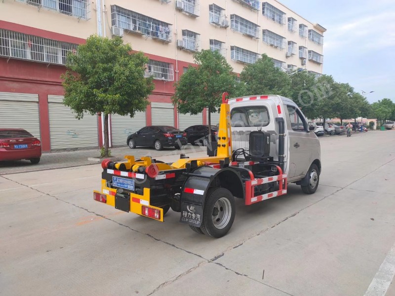 長(zhǎng)安后雙輪勾臂垃圾車價(jià)格 環(huán)衛(wèi)3-4方勾臂垃圾車廠家 藍(lán)牌勾臂垃圾車報(bào)價(jià)